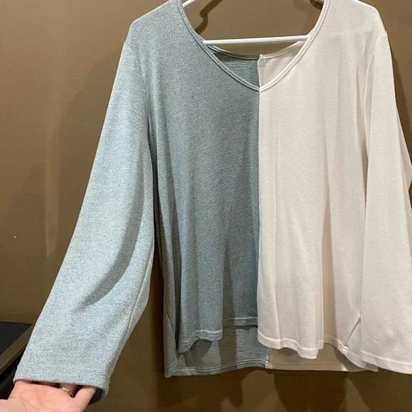 Shein Half Blue Half White Long Sleeve Thin Sweater V Neck Women’s 1X - Picture 3 of 6